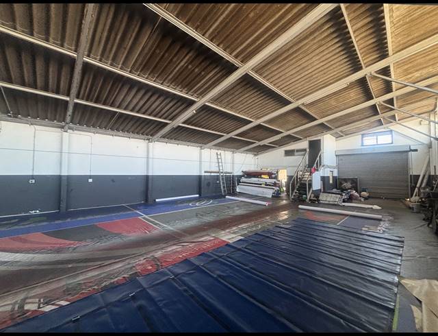 335M² WAREHOUSE TO LET IN STIKLAND INDUSTRIAL